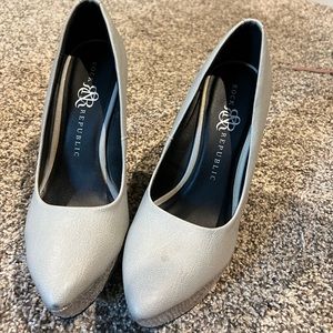 Size 7 rock & republic gray wedges